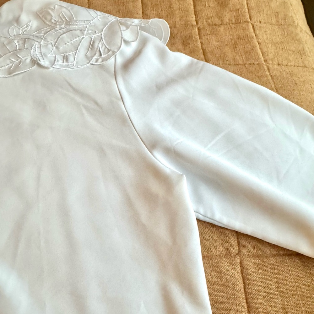 Vintage White Like New Embroidered Collar Peter Pan Long Sleeve Blouse - Picture 14 of 16